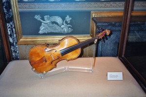 800px-stradivarius_violin_palacio_real_madrid